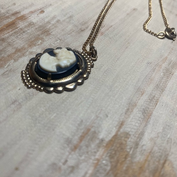 Vintage Elegant Mourning Cameo Pendant Necklace - Picture 6 of 6